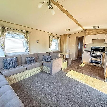 6 Berth Caravan For Hire With Wifi At Seawick Holiday Park In Essex Ref 27025Hv Clacton-on-Sea Exterior foto
