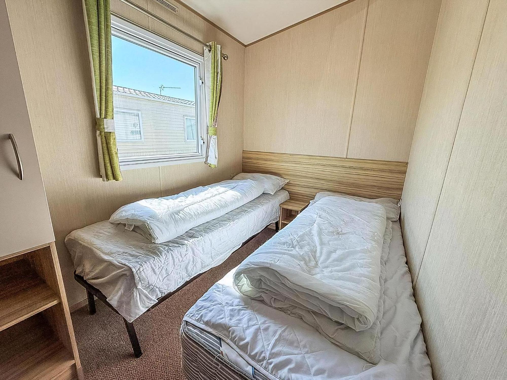 6 Berth Caravan For Hire With Wifi At Seawick Holiday Park In Essex Ref 27025Hv Clacton-on-Sea Exterior foto