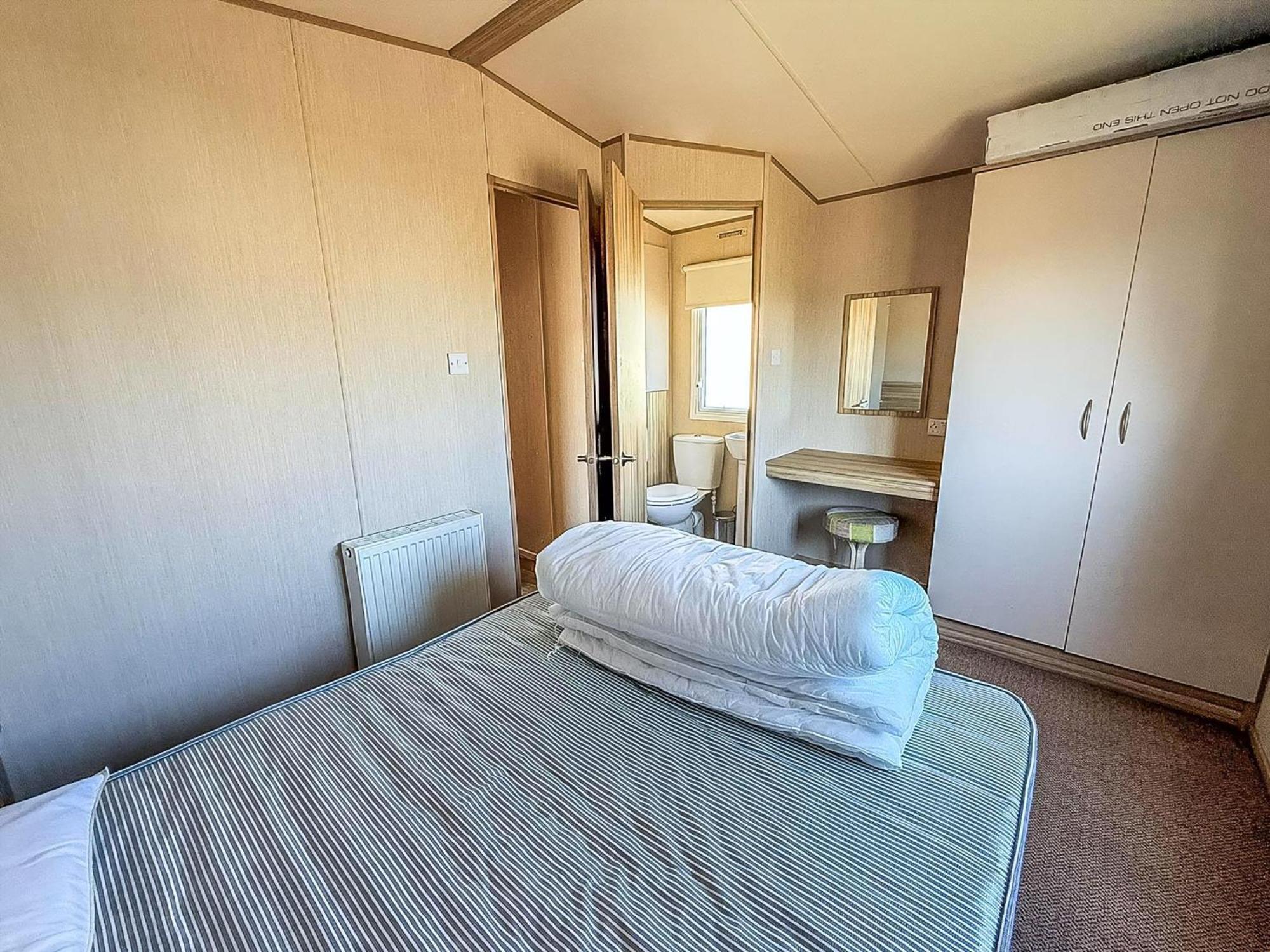 6 Berth Caravan For Hire With Wifi At Seawick Holiday Park In Essex Ref 27025Hv Clacton-on-Sea Exterior foto