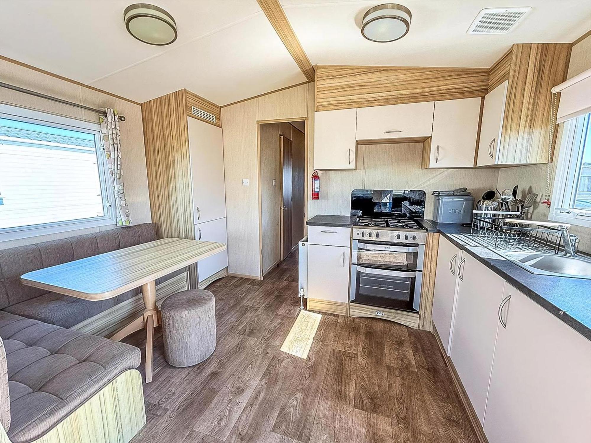6 Berth Caravan For Hire With Wifi At Seawick Holiday Park In Essex Ref 27025Hv Clacton-on-Sea Exterior foto